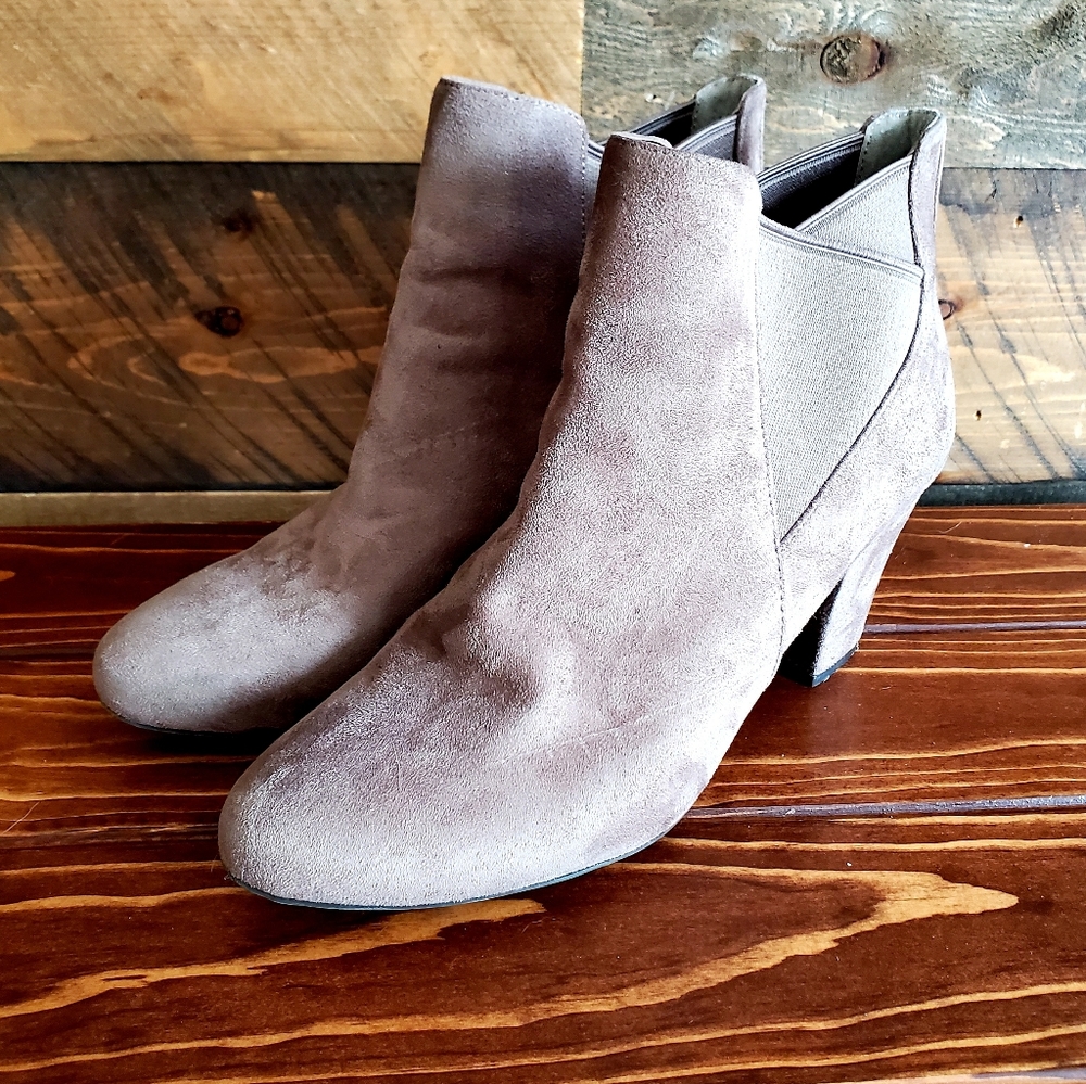 BCBG DOLAN HEELED ANKLE BOOTS 8.5